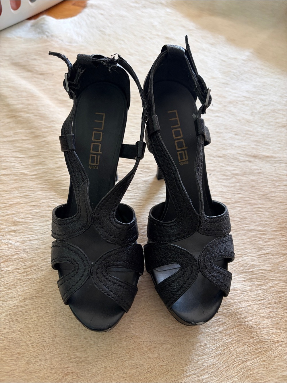 Moda Black Open-Toe Cutout Heels